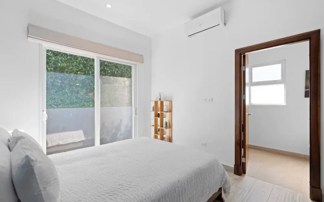 Luxurious Home with Bright, Modern Design and Private Infinity Pool in High-End Community