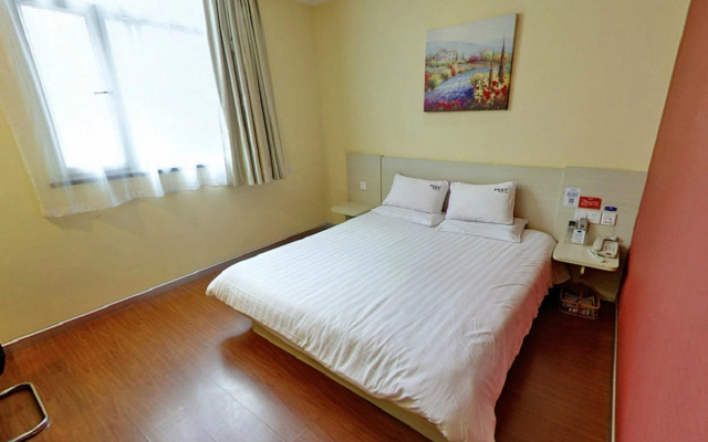 World Smart Hotel (Shanghai University of Finance and Economics Dabaishu Subway Station)