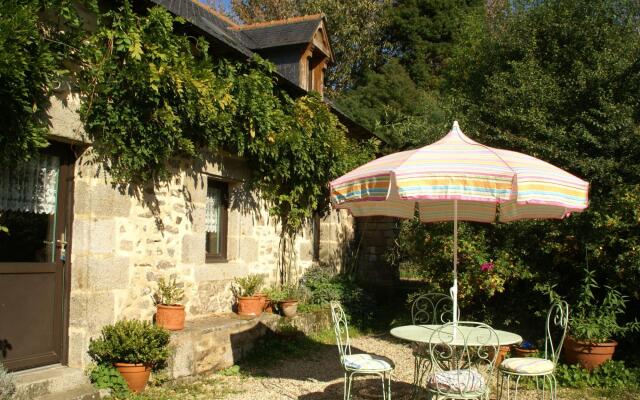 Cosy holiday home with terrace and garden near Quimperlé.