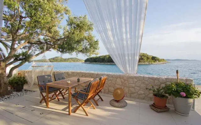Beachfront villa Tribunj