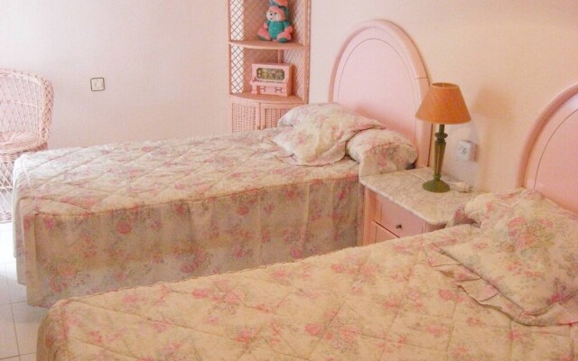 Authentic family apartment facing the sea