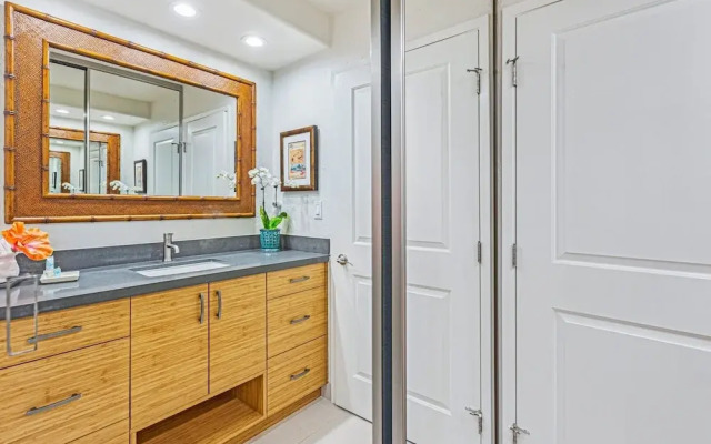 Papakea Oceanview Studio 0 Bedroom Condo by RedAwning