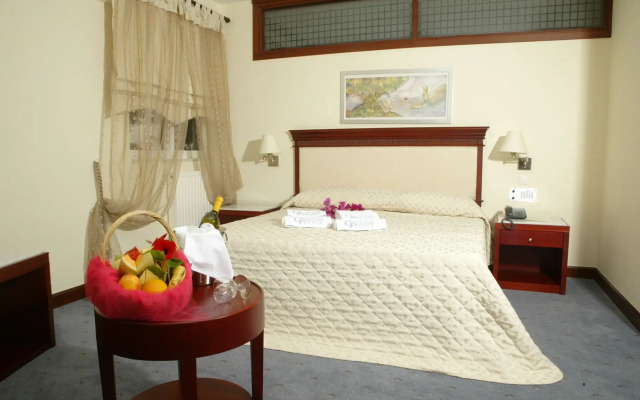 Crithoni's Paradise Hotel