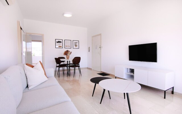 Phaedrus Living: Modern City View Flat Nafi