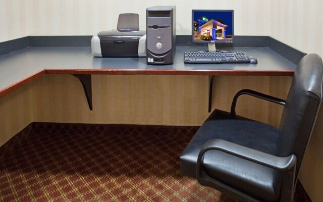 Holiday Inn Exp Suites Hazleton I-80