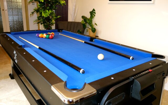 Deluxe 4/5 Bed Hot Tub Cinema Room 15