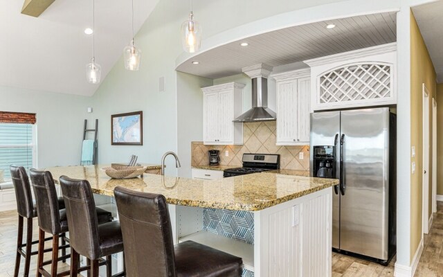 1 Holiday 4 Bedroom Home by RedAwning