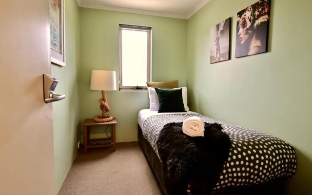 Sow and Piglets Guesthouse - Hostel