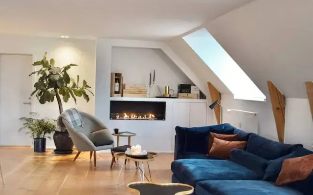 Central Penthouse With Private Rooftop Terrace