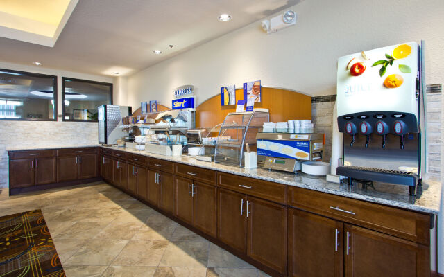 Holiday Inn Express Hotel & Suites Denver East-Peoria Street by IHG