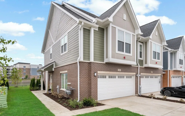 Spacious 4BR Warrenville Home- Rep 1