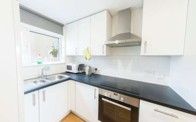Quiet, Spacious 1BR Hackney Central Flat for 3
