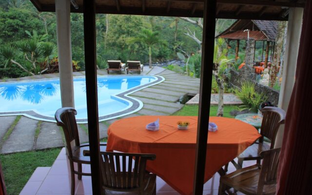 Tepi Sungai Guesthouse & Restaurant