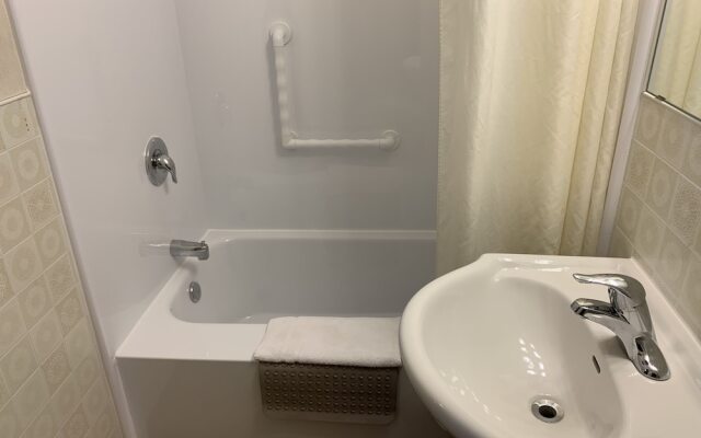 The Lionstone Inn Motel and Cottages