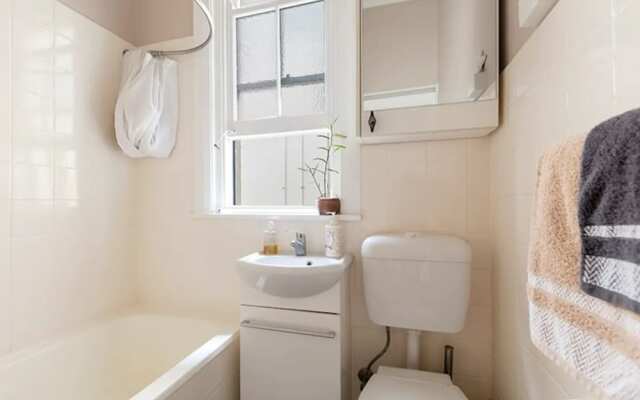 Cosy Apartment Walking Distance To Manly Beach