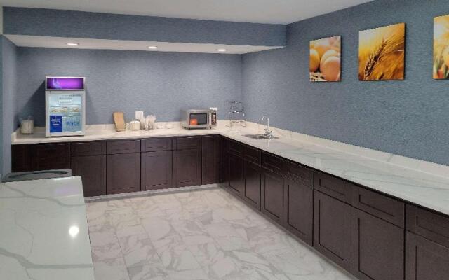 Econo Lodge Inn & Suites Outlet Village