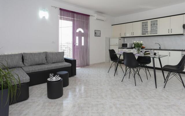 Apartment in Katel Gomilica Near Beach