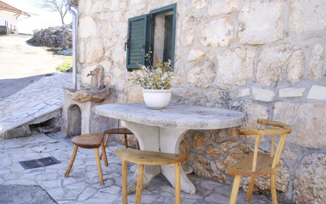 Rustic Stone House Bajeli with Jacuzzi