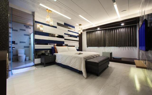 Chen He Spa Motel