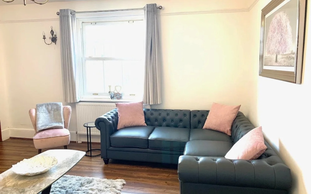 The Farmhouse - Sleeps 12 With Private Grounds