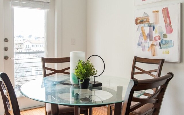 1 BR Apt Near AA Center with Parking by Frontdesk