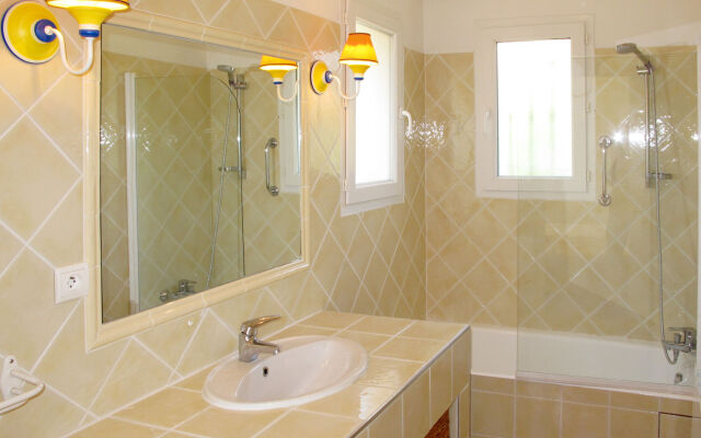 Holiday Home Le Puit des Oliviers 1 (LCD150)