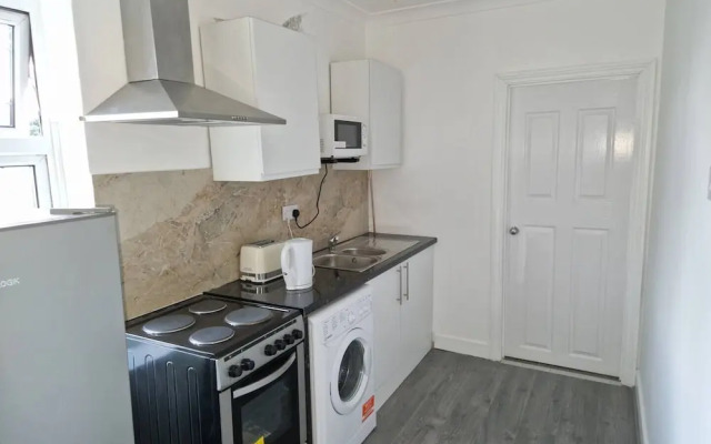 Inviting 2-bed Apartment in Ilford