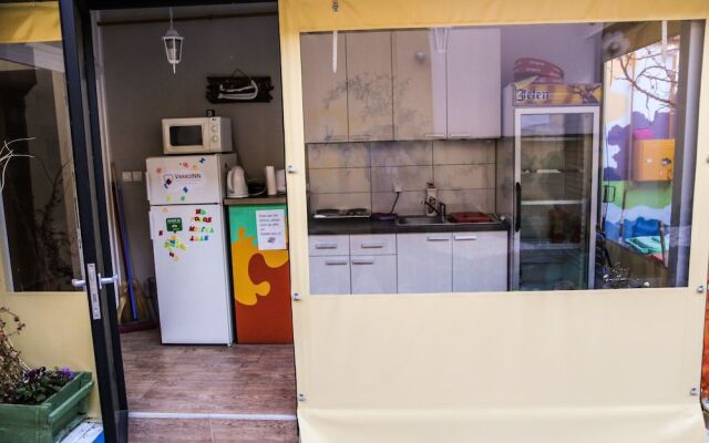 Varad Inn Hostel and Cafe