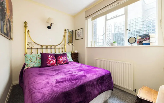 Mayfair 3-bed 6-guest W/patio & ac Berkeley Square