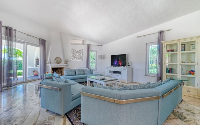 Golfinhos Magnificent Spacious 5 Bedroom Villa