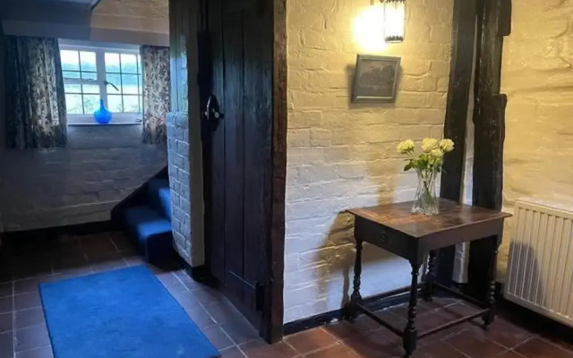 Cottage-fireplace-garden-petsok-3br-parking