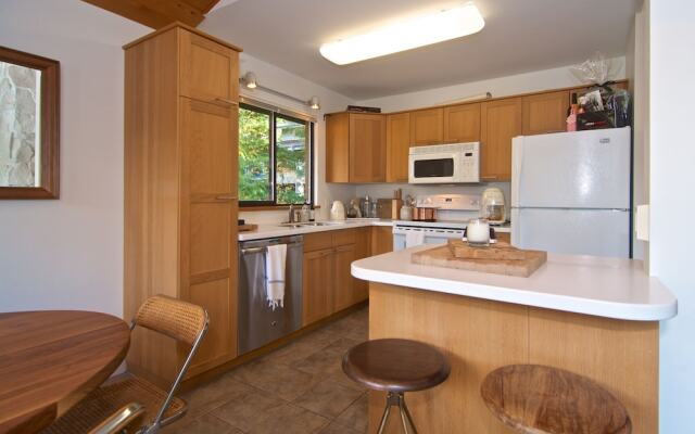 Lakefront Chalet with private dock