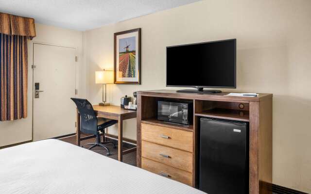 White Pines Inn & Suites