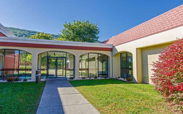 Econo Lodge Inn & Suites Norton