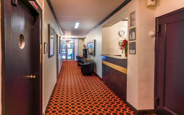 Royal Park Hotel & Hostel