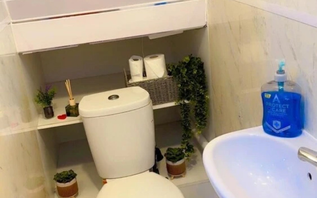 Smethwick - House - Sleeps 8 - Parking