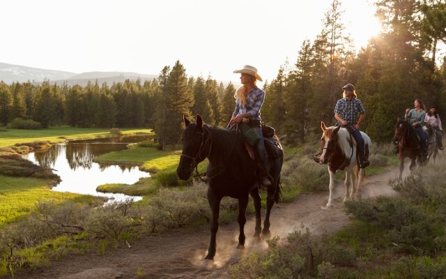 Headwaters Lodge & Cabins at Flagg Ranch