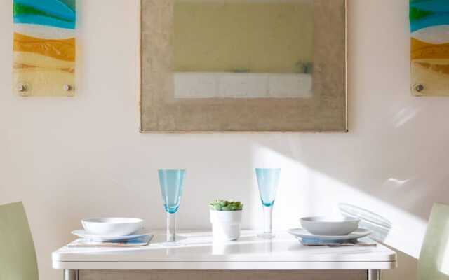 Sunny Modern Nr Beach Village w Parking