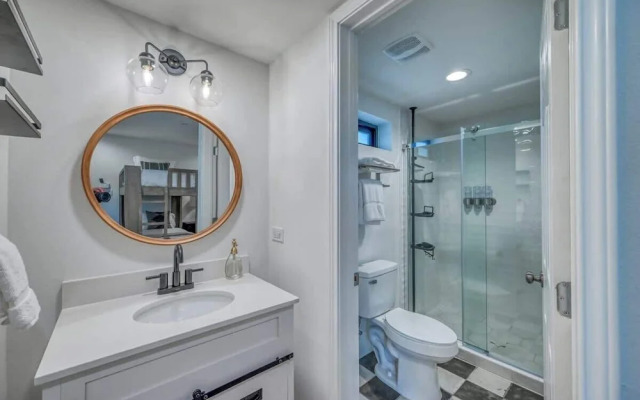 Luxury Riverfront Villa With Firepit & Gameroom!