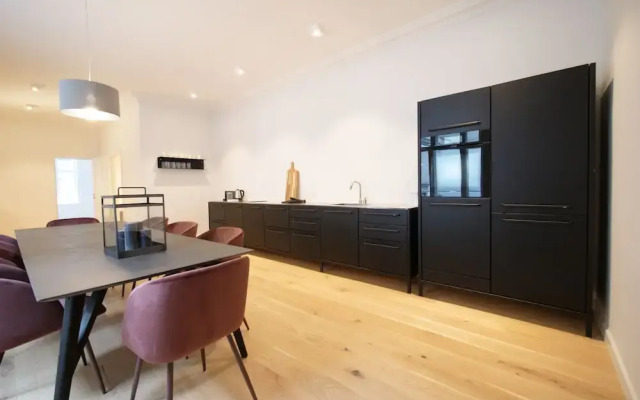 Sanders King - Smart 4-bdr Apt in City Center