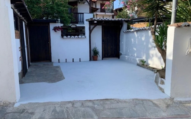 Snug Apartment in Agios Nikolaos With Garden
