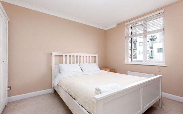 Metropolitan Close - Deluxe Guest Room