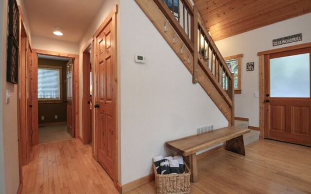 Cascades Adventure Cabin 2 Bedroom Home by NW Comfy Cabins by RedAwning