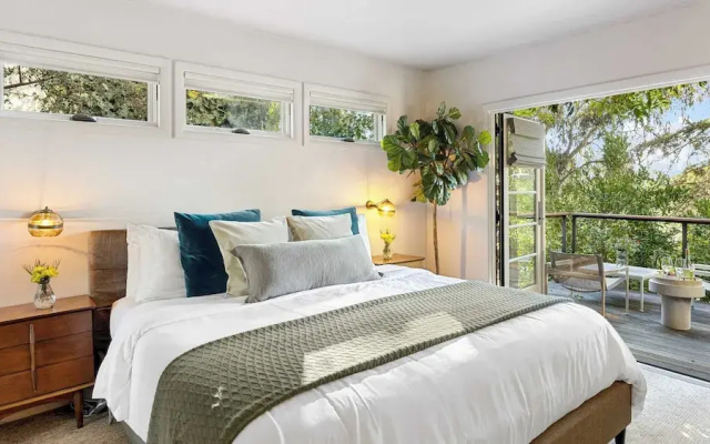 Spanish Revival Charm in Silver Lake w/ Patio, BBQ & Walkable Location Maltman Manor by Avantstay