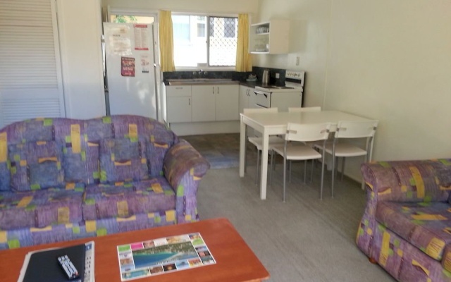 Sandy Court Holiday Units – Guest Rooms – Noosaville