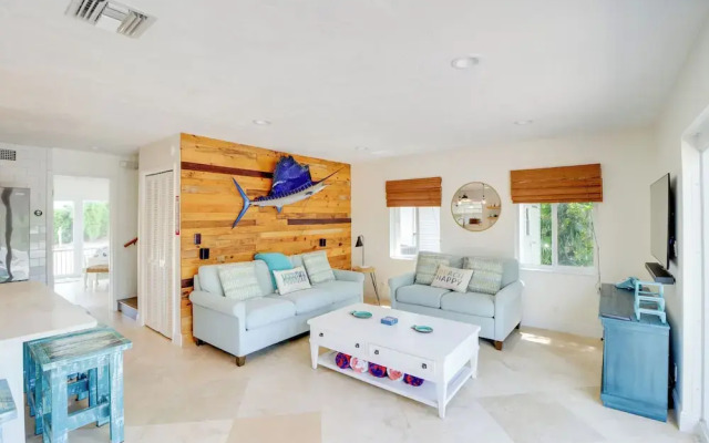 Walk to Beach: Waterfront Home in Marathon!
