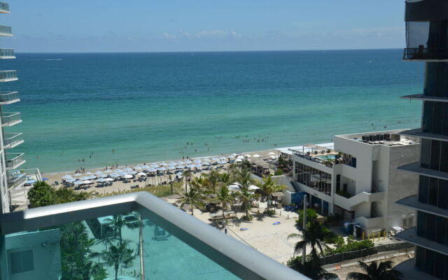 Hollywood Apartment by the Sea