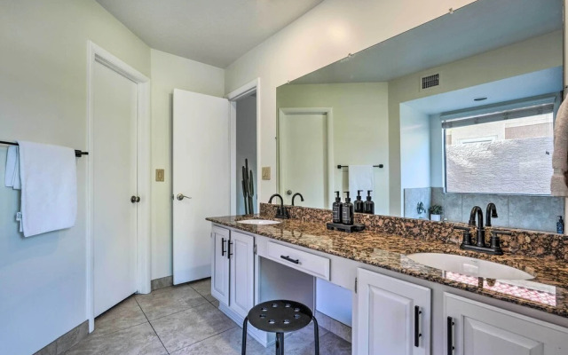 Private Pool, Gas Grill: Chic Glendale Home!