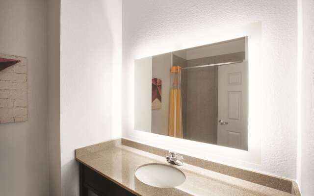 La Quinta Inn & Suites by Wyndham Mansfield TX