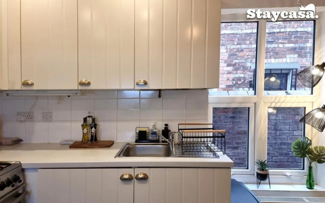 Beautiful 6-Bedroom House Manchester
